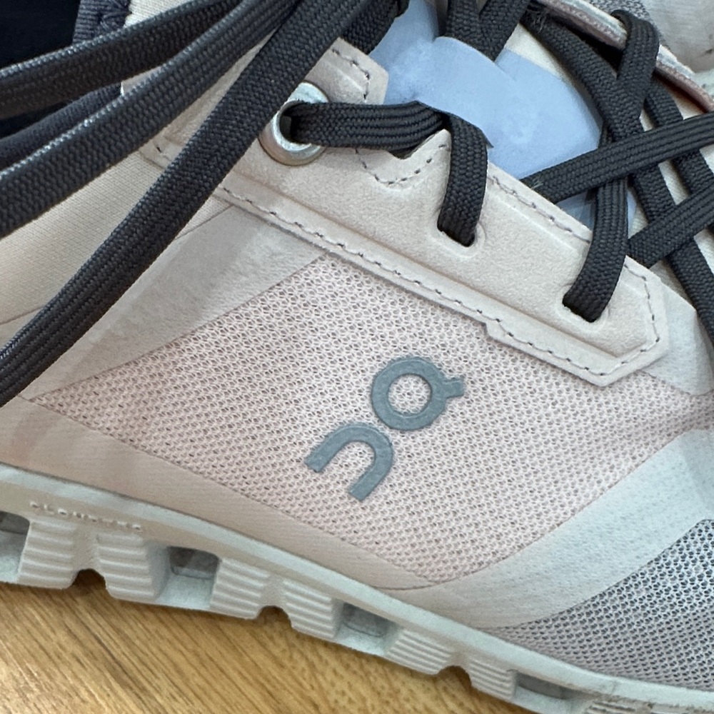 On Running Women's Trainers in Pale Pink and Black - Picture 2 of 6